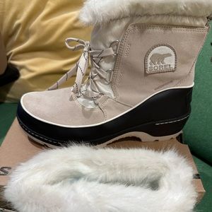 mint Sorel Tivoli Boots 11 or 10 with thick socks